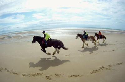 The famous beach gallop on the first day of the 6-day trail
