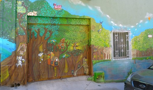 On my way to my friends' house there was a garage door painted by Unkolordistinto